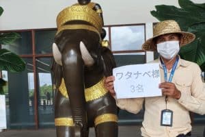 <div style="text-align:left;"> <span style="color:#32cd32;"><strong>キャンペーン中！</strong></span><br> AP-1 <span style="color:#cc3300;"><strong>空港お迎え＋遺跡観光</strong></span><br> 空港お迎え→アンコールワット→タ・プローム→アンコールトム→ホテルへ送迎<br> ５時間チャータープラン </div> <br> <div style="text-align:center; line-height:1.8;"> 「エアコン付き専用車＋日本語ガイド込み」<br> <strong><span style="color:#ff69b4;">グループ合計料金</span></strong><br> １名：<span style="color:#1e90ff;"><s>130＄</s></span> → <span style="color:#cc3300;"><strong>110＄</strong></span><br> ２名：<span style="color:#1e90ff;"><s>150＄</s></span> → <span style="color:#cc3300;"><strong>120＄</strong></span><br> ３〜５名：<span style="color:#1e90ff;"><s>170＄</s></span> → <span style="color:#cc3300;"><strong>140＄</strong></span><br> もっと見る≫≫ </div>